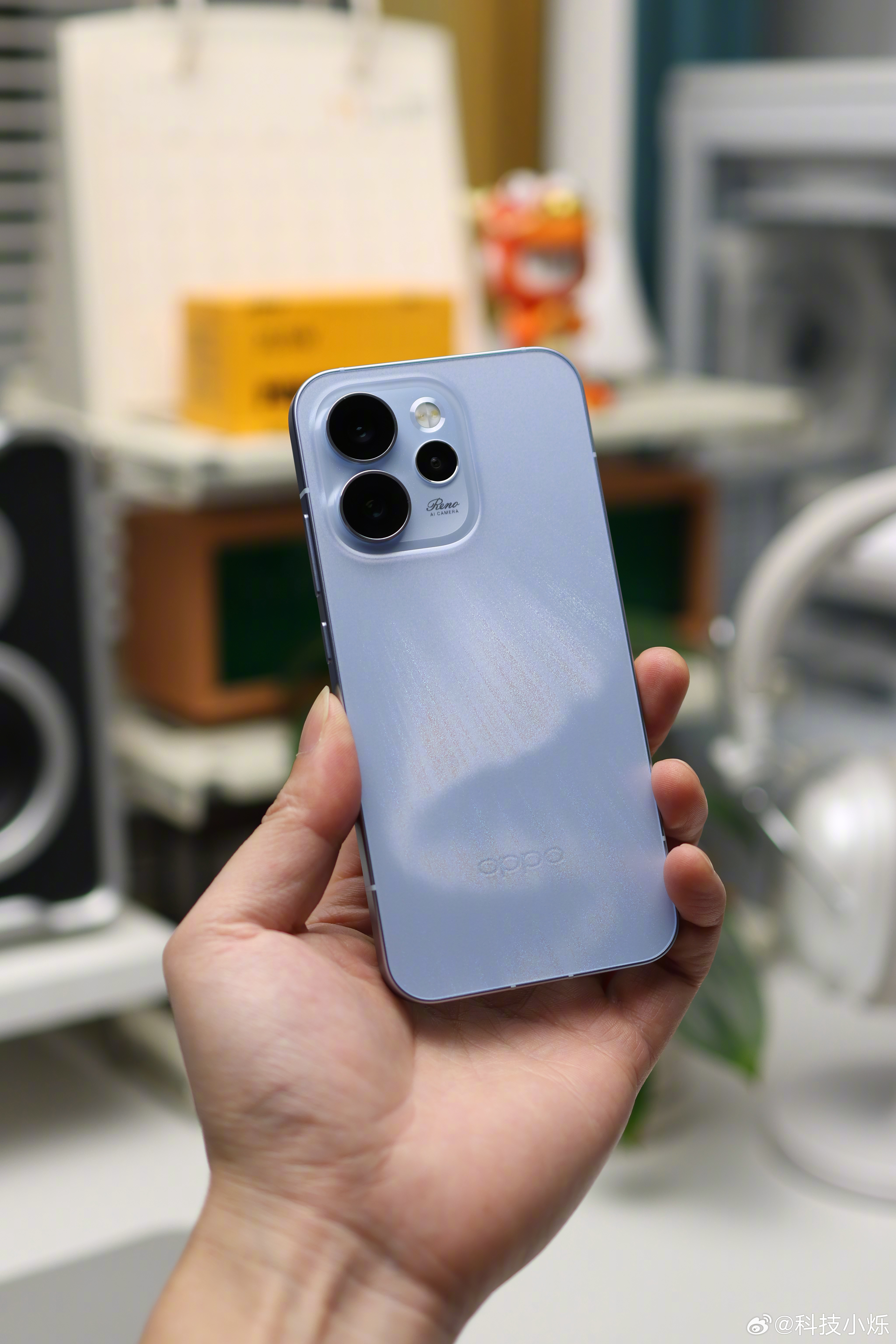 OPPO Reno15卖的不错，线上线下人气都挺高，颜值高，拍照好，性能表现也不