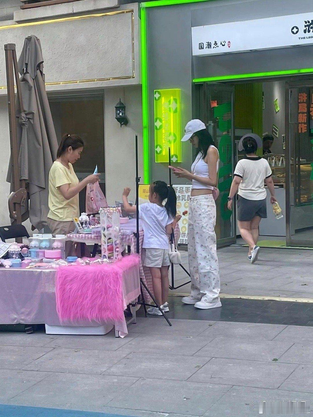 孙怡带6岁女儿在路边摊买发饰，母女俩在街边挑了很久 ​​​