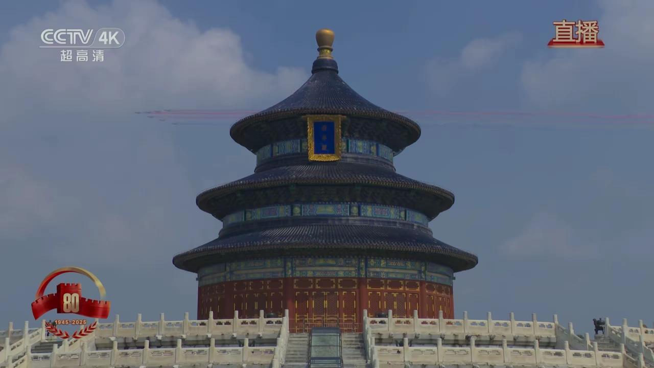 “惊艳！大美中国！”
曾记否，
乙巳年甲申月乙亥日，
七架歼-10拉着十四道道彩