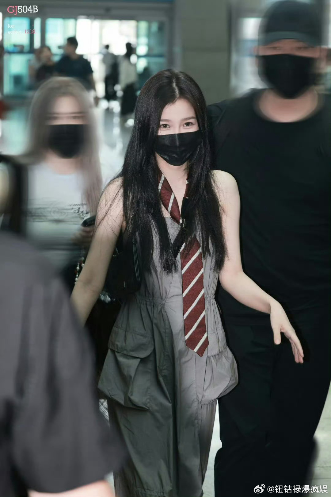 虞书欣 舒心补妆虞书欣和粉丝互动舒心补妆穿搭非常美妙啊，和粉丝饭撒又可爱 虞书欣