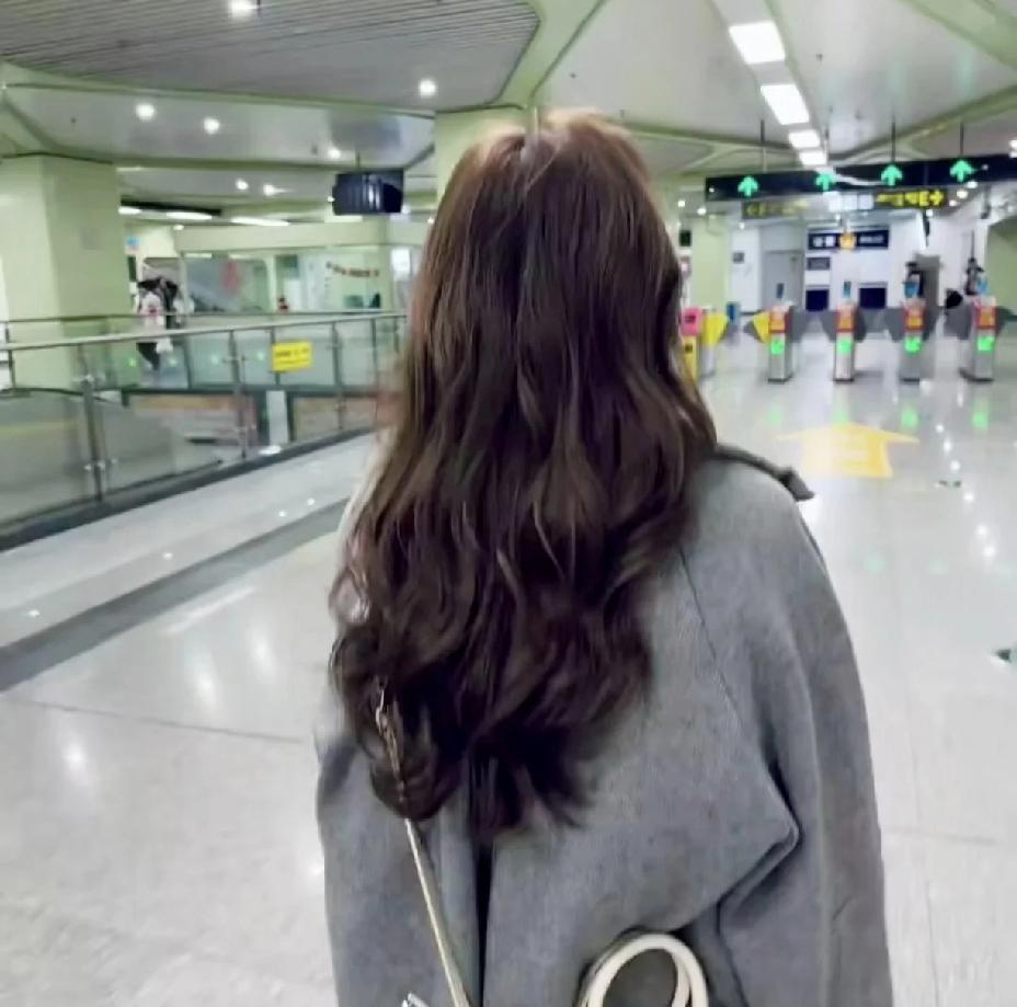 万万没想到理发店都要预约排队了！

马上春节了，不管男的女的老的少的，都要整整自