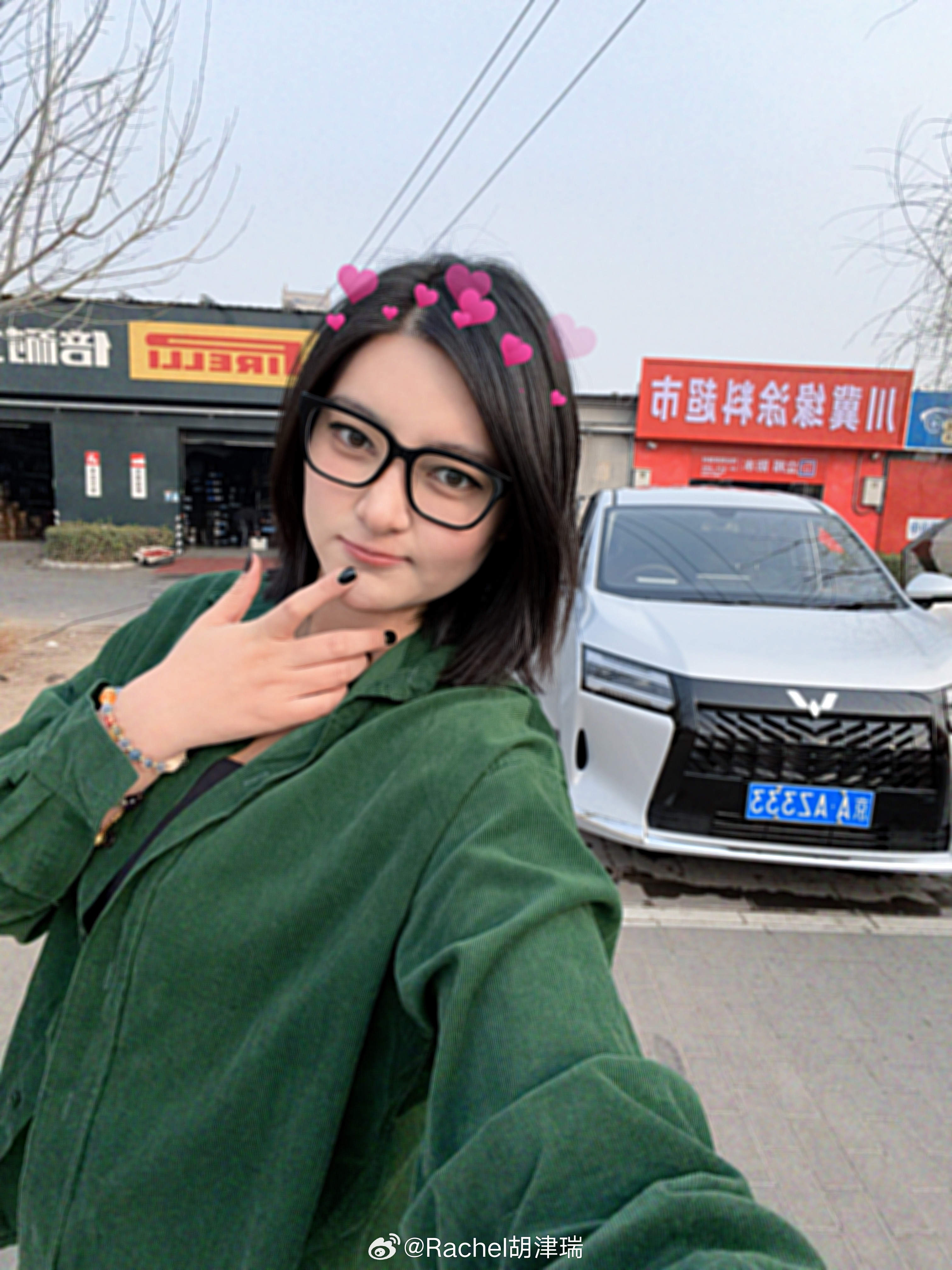 早起来洗车 宝贝们早上好啊上年纪的我有点不会自拍了 竟然觉得朦胧特效也很可爱（老