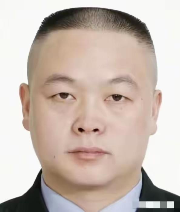 毛新宇真的牺牲了，
但不是牺牲在训练场，
也不是牺牲在与歹徒搏斗的过程中，而是倒