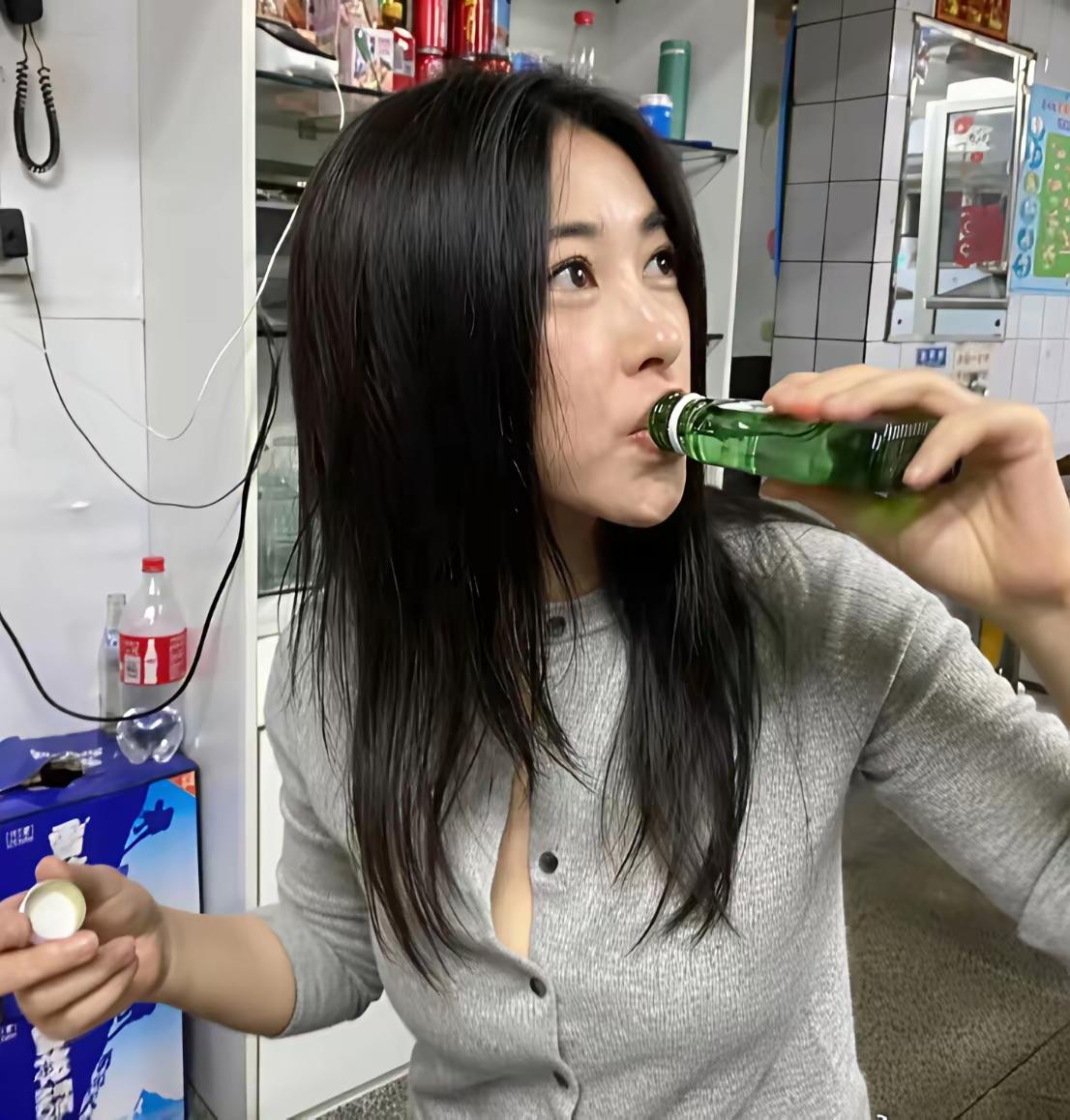 看着架势朱珠的酒量不小啊
朱珠明星照 朱珠自拍 朱珠生日 哪些女明星最漂亮