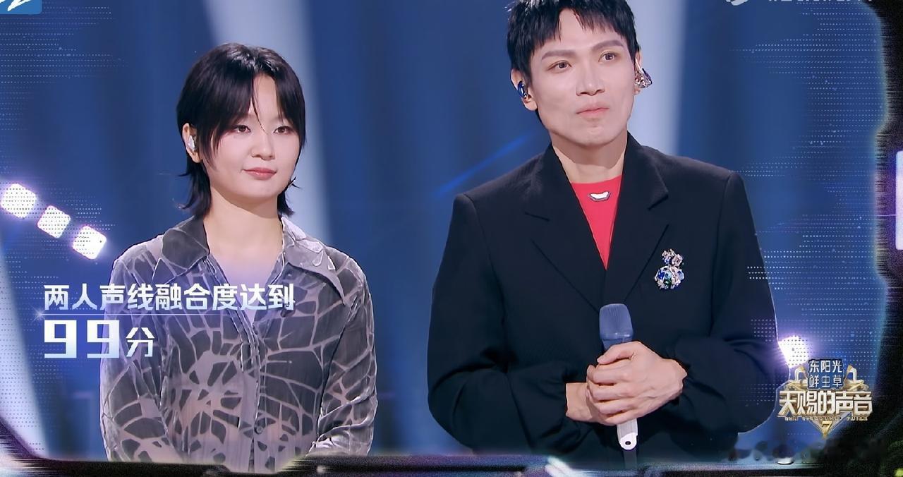 杨宗纬说，我第一次唱歌比赛，是被轰下台的。《天赐的声音》舞台上，杨宗纬和周笔畅合