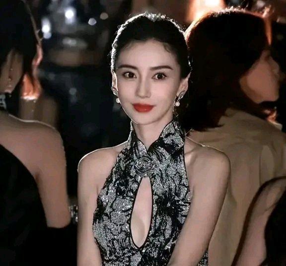 杨颖现身上海时装周时，一身黑白花纹裙搭配王冠，气质惊艳，网友直呼“公主变女王”。