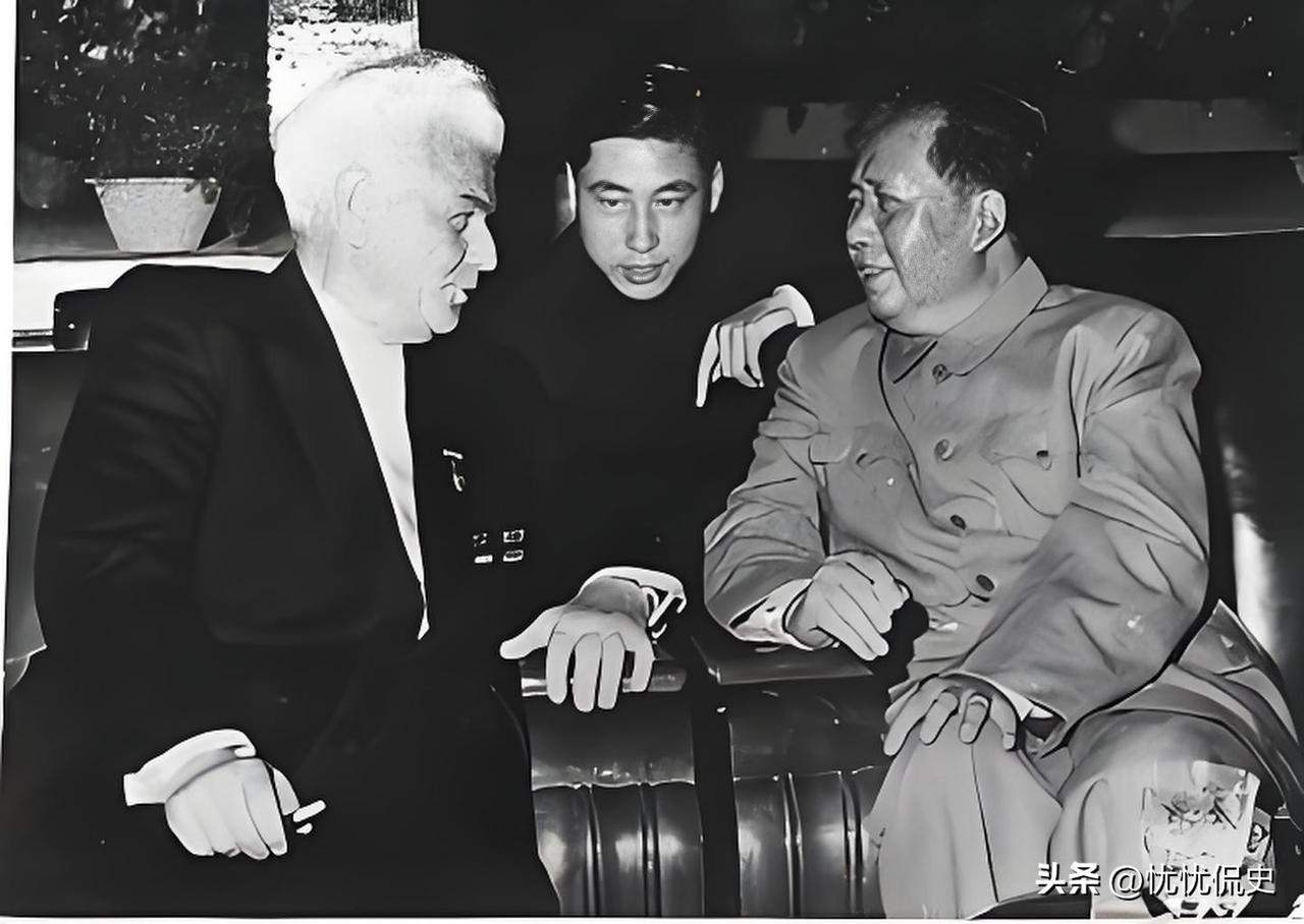 历史的紧要关头，伟人的战略抉择往往能扭转一个民族的命运。
建国之初的中国，历经百