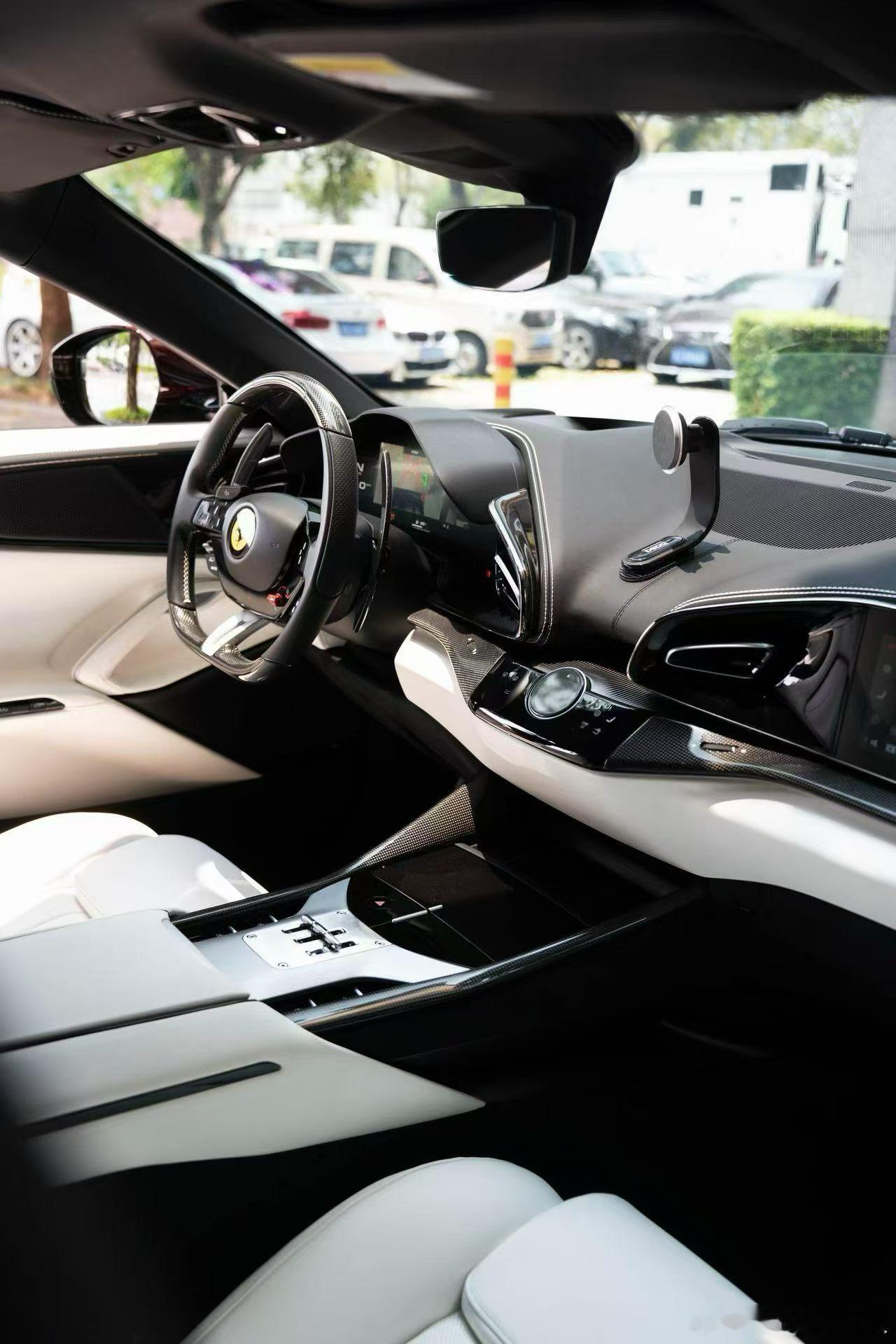 法拉利Purosangue，2025年上牌，唯一米白色内饰，准新，4200公里，