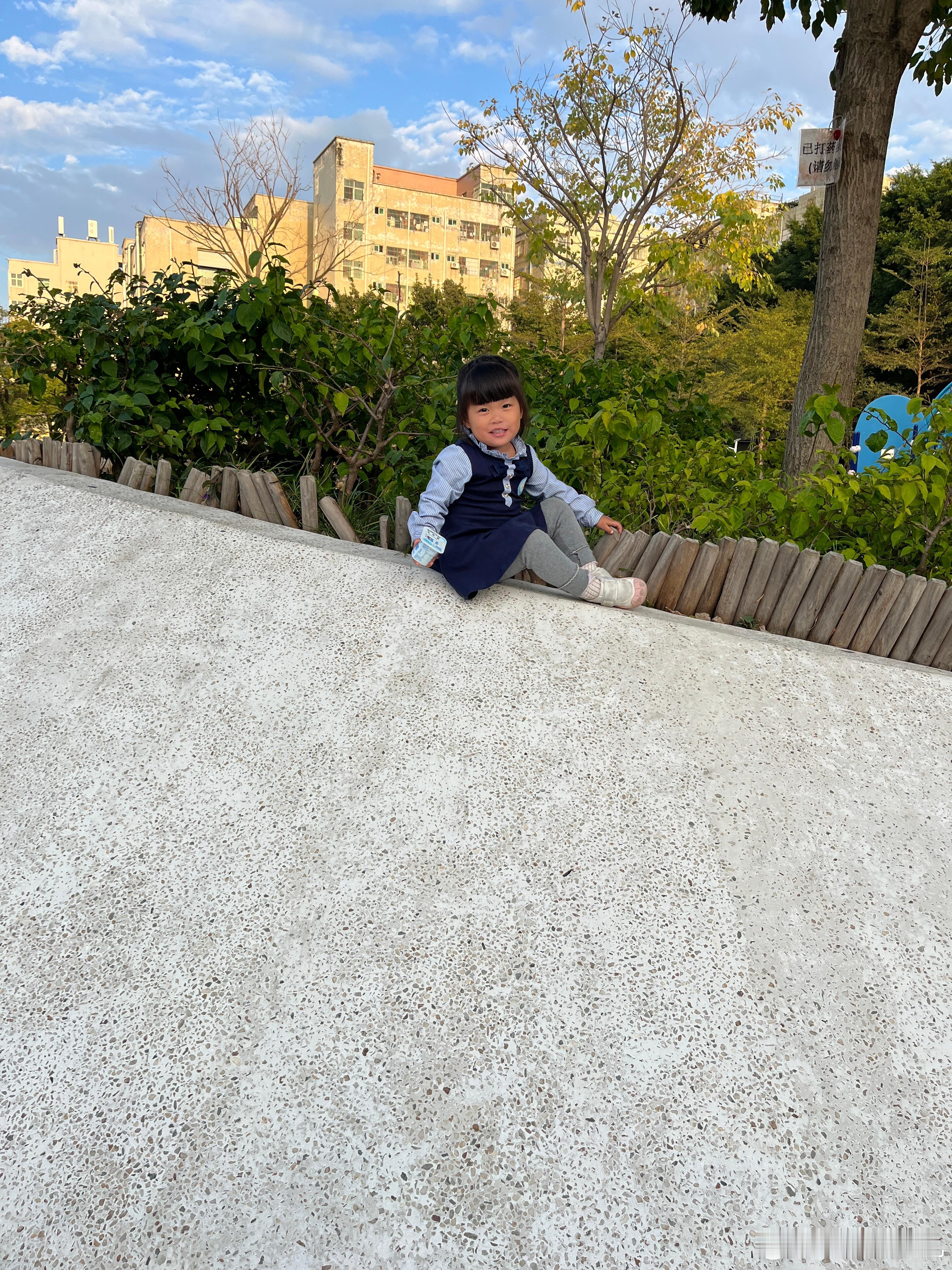 发现新玩法，从上面滑下来，好开心。云彩很美，蓝蓝的天空，把娃拍得更好看了。 