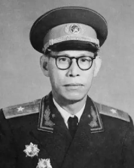 1955年，原琼崖纵队副司令员马白山进京，被授予少将，可他看到一位中将时，却不淡