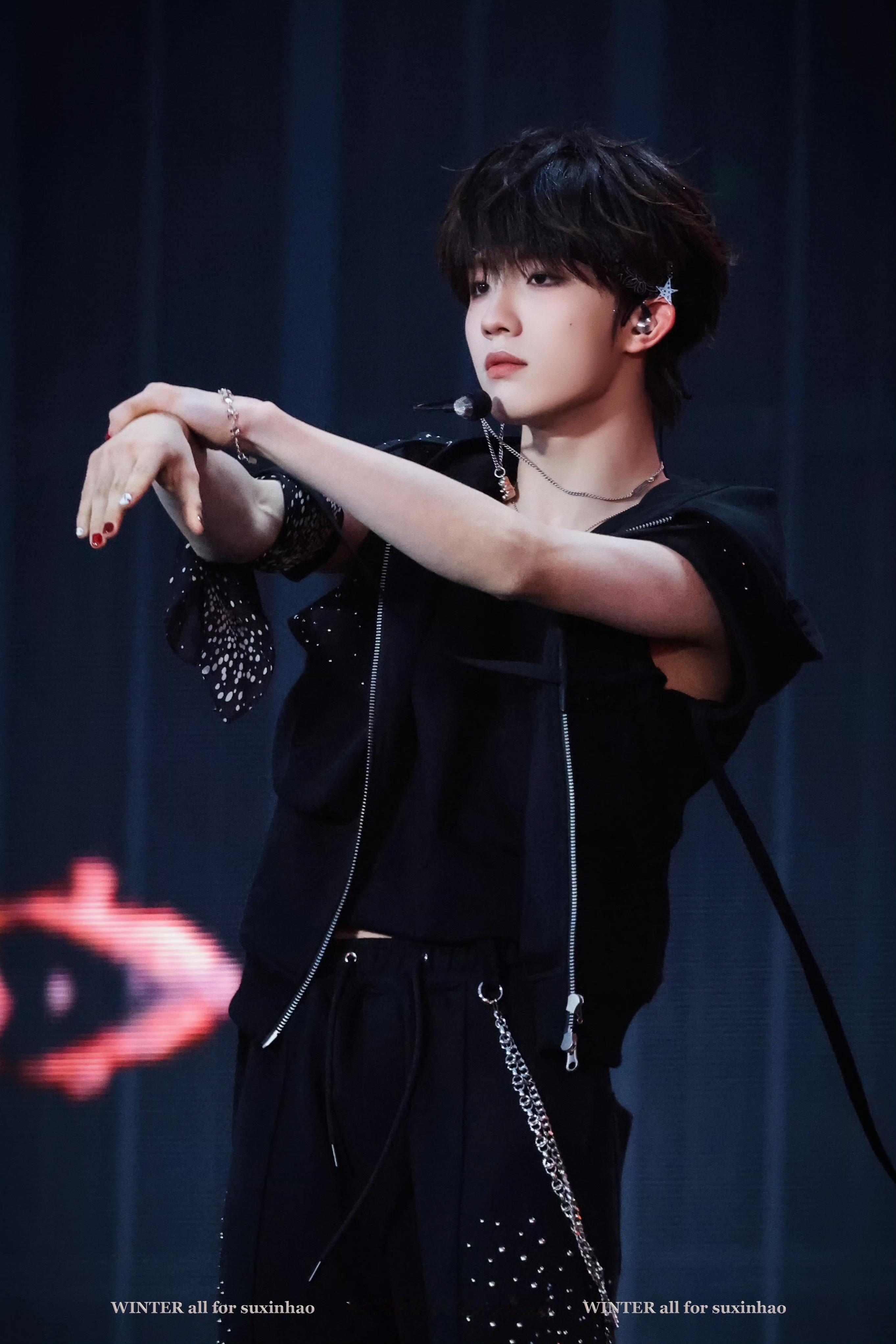 苏新皓无袖满分男 这一身造型太有攻击性了🔥黑色无袖马甲把少年感和酷感揉在一起，