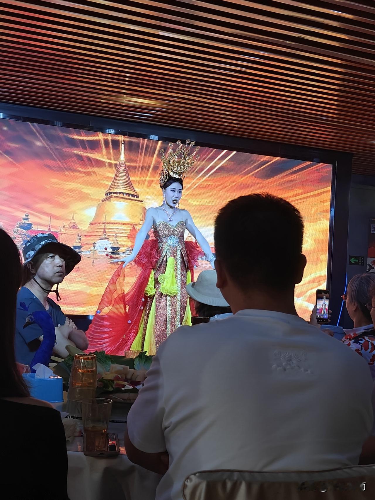红艺人华艳的外表下
 在泰国看完一场红艺人演出，全场锣鼓喧天，表演者身着艳丽华服