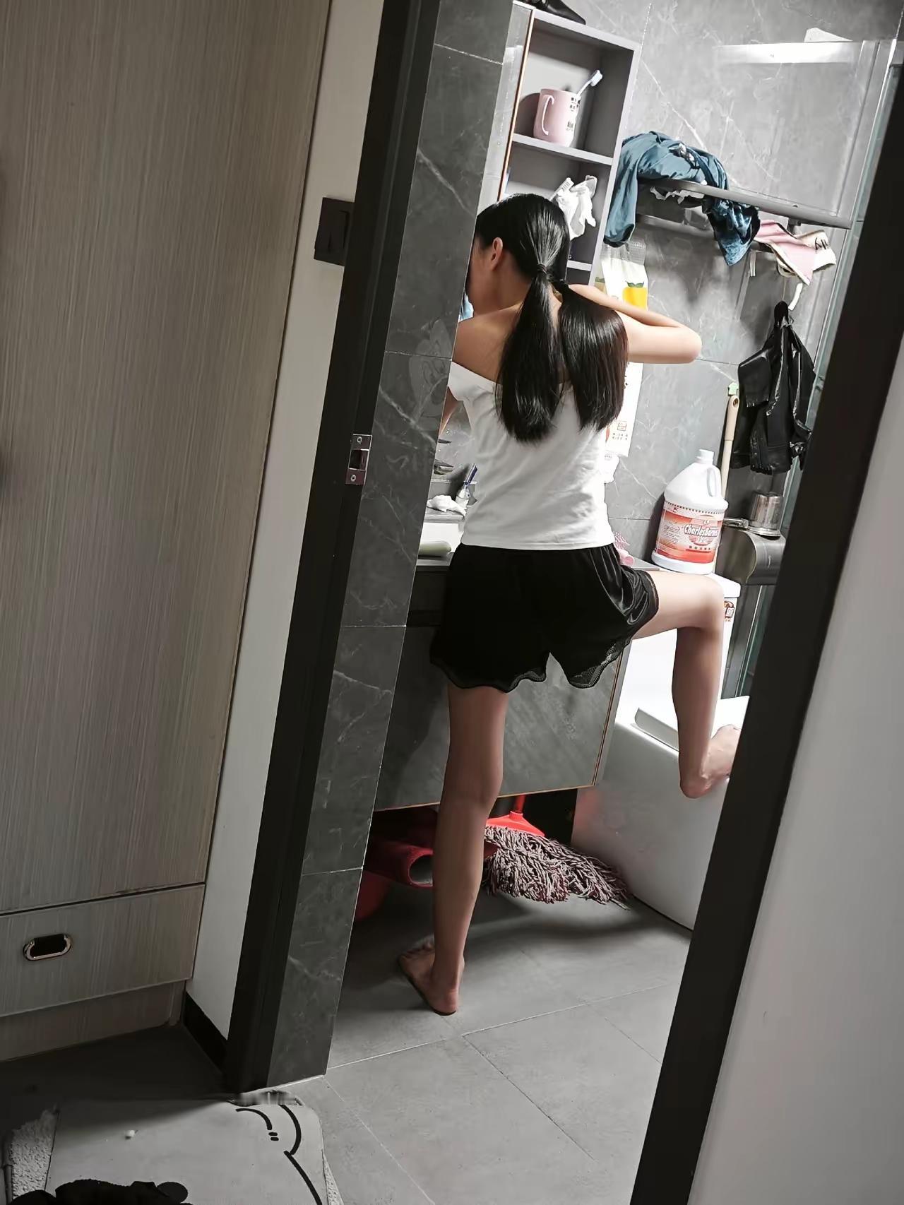如何防黄毛，是不是得先从她的穿着和头发下手？
不然这样的黄花闺女，必定会让黄毛糟