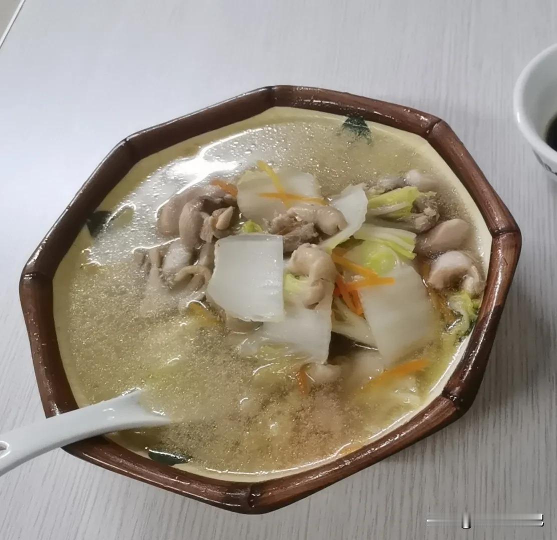 今晚，我为家人煮了一道特别的饭食——瘦肉鸡肉汤饭，还加了一些清甜的萝卜和爽口的白
