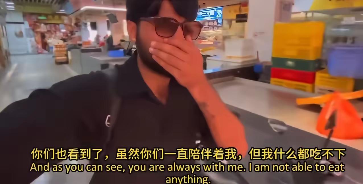印度博主强黑中国，大肆吐槽说中国的食物太糟糕了，难以下咽。
近日一位来自印度的博