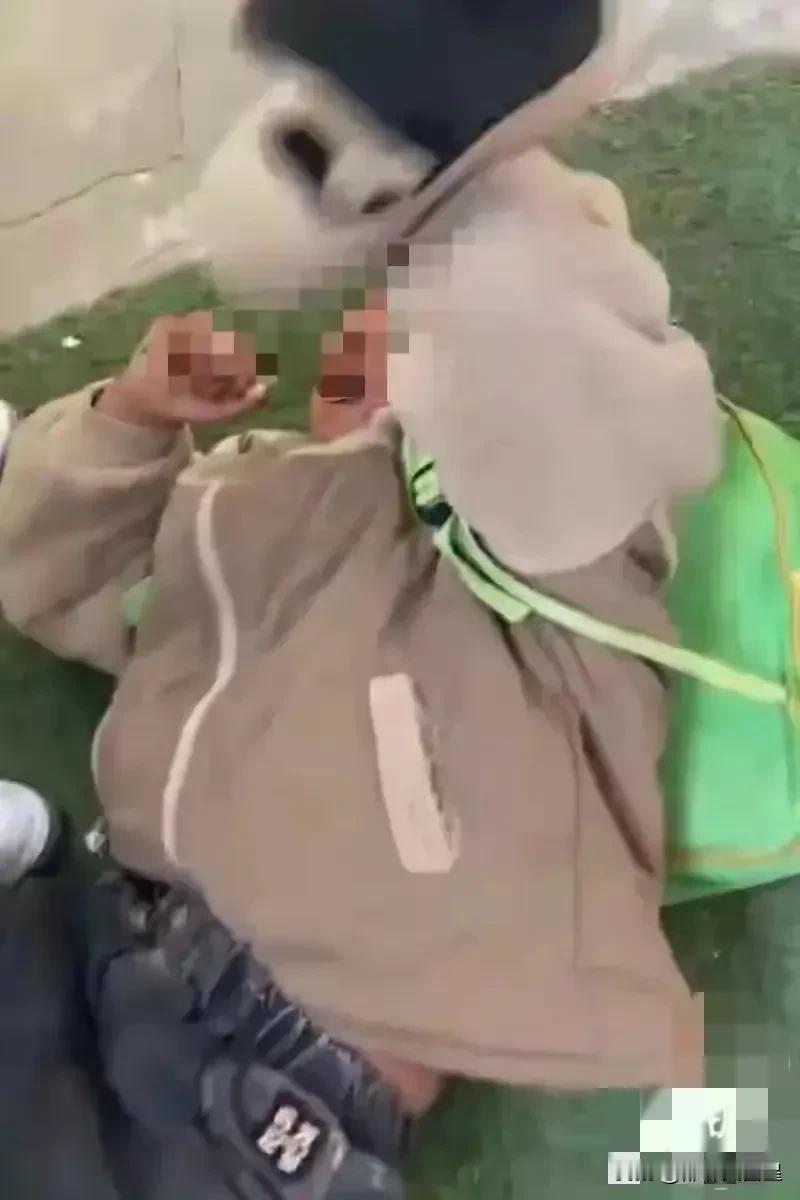 #幼师殴打学生被开除，园长被停职# 处理太轻了，开除就完事了吗？

据媒体报道，