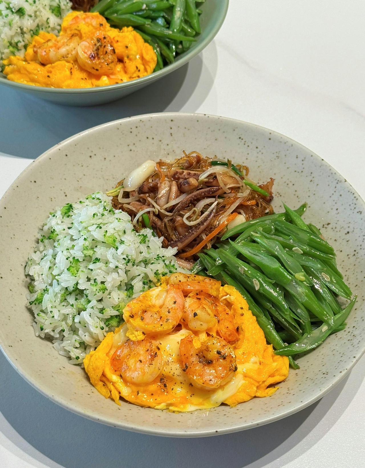 穷人赚钱，有时是为填心里的窟窿。

亲戚们从小羡慕表姐，人家出生在"一把手"家庭