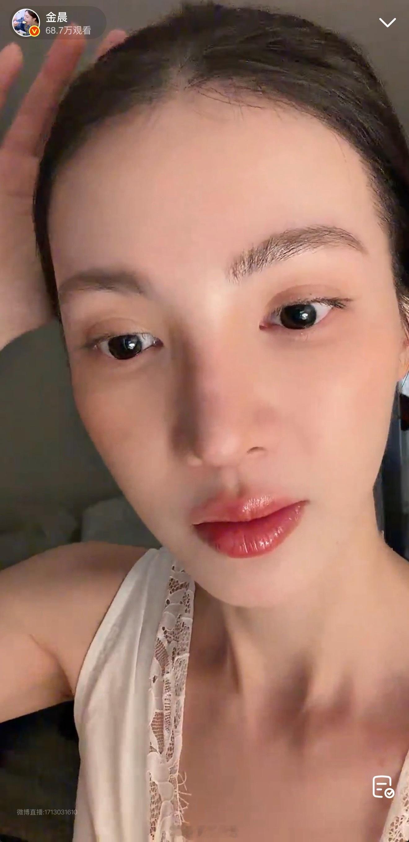 金晨生日直播，状态很好，完全是和粉丝在唠嗑，活人感很强。 ​​​
