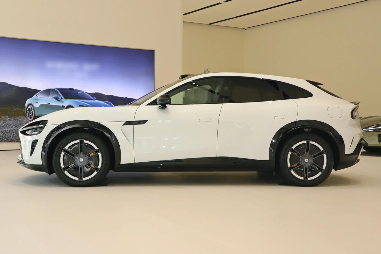 最近雷军又直播了，而且带来了几项很重磅的权益，力度比较大，尤其是小米YU7。看到