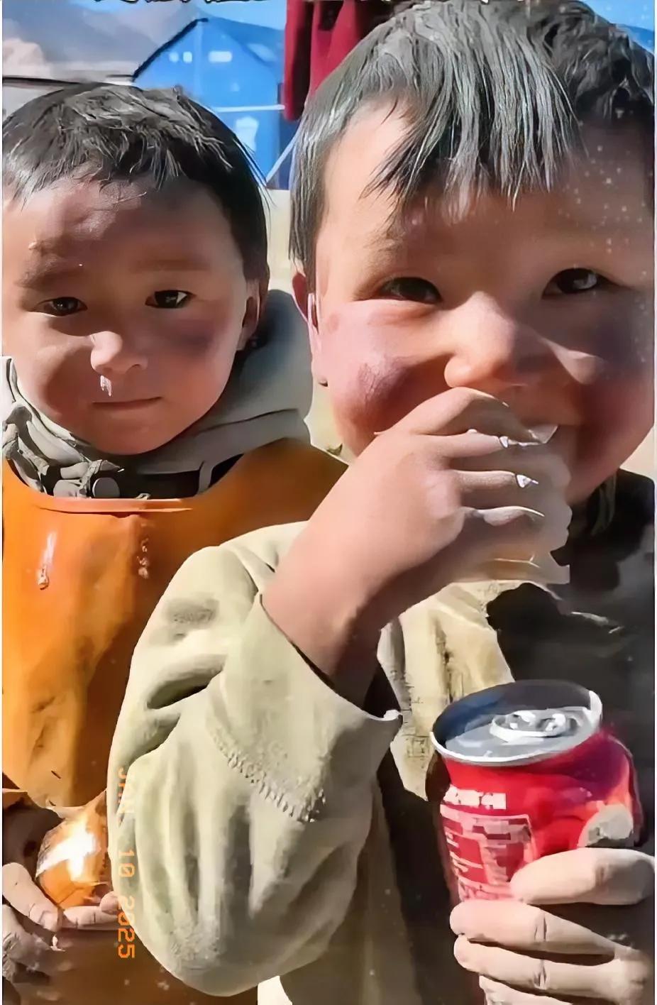 西藏日喀则震后，孩子们吃着解放军叔叔送来的食物和饮料，脸上露出天真灿烂的笑容。