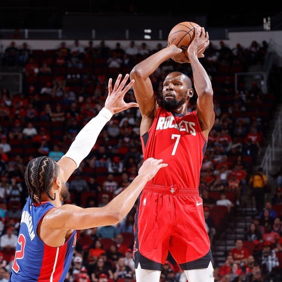 没有后卫，火箭组织和传导球出现了很大的问题，球传不出来，导致火箭出现大量单打，没