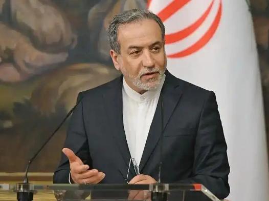 伊朗外长可能要被弹劾了，刚宣布开放海峡就被自己人“打脸”。
 
事情起因很简单，