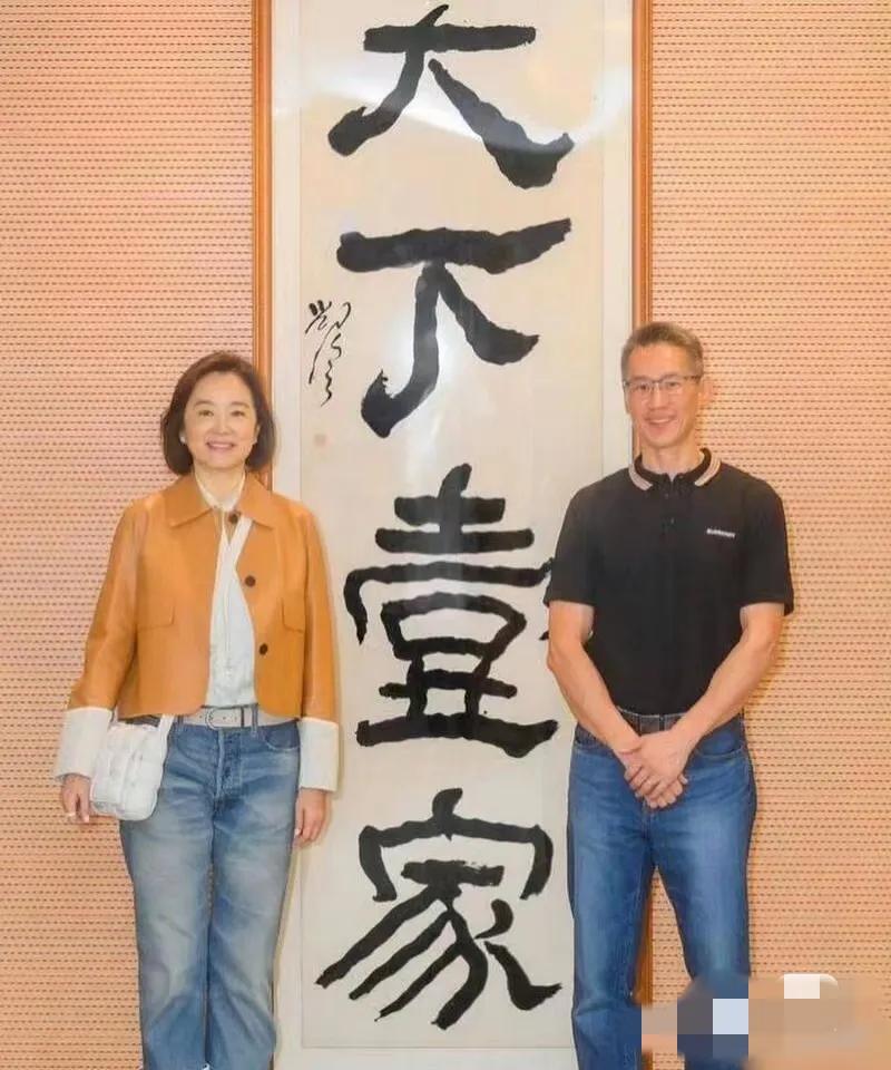 清华大学校长，还可以这么帅吗
校长的精气神不要太好啊
林青霞给人很稳，雍容华贵的