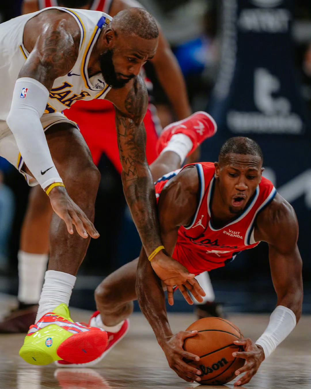 东契奇伤退！快船103:88击败湖人止五连败！洛城德比快船战胜湖人