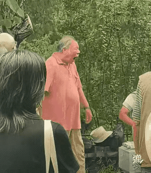 老先生大庭广众之下扯着嗓子练声，很卖力很受用。

瞧他憋得脸红脖子粗的模样，像喉
