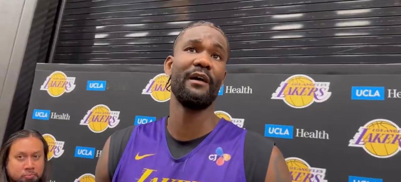 艾顿今天谈到湖人2-0火箭的心态：“勒布朗一直在明确传达不要松懈的信息，JJ（雷