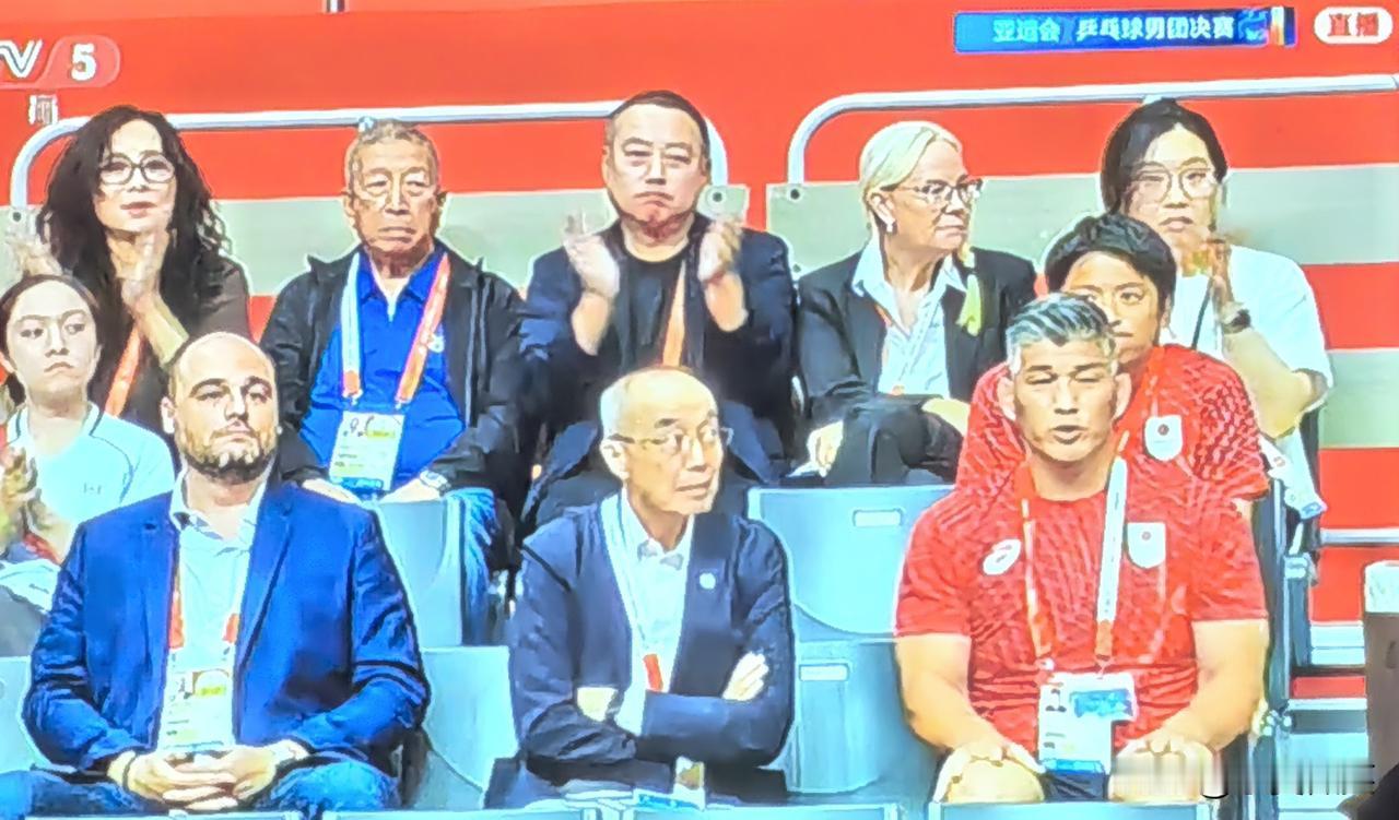 刘国梁也来到了乒乓球男团决赛的现场观赛，为男团加油，为国乒加油。