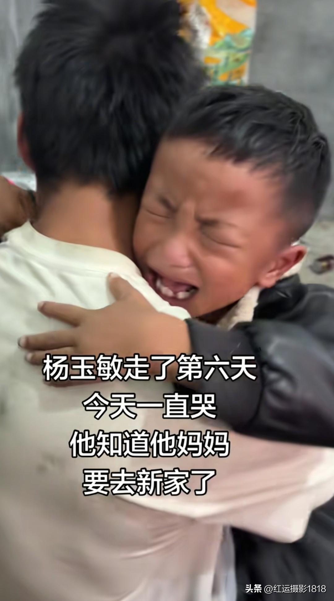 今天是云南杨玉敏离世的第6天。她年幼的儿子在爸爸怀里哭喊着，他知道妈妈要去新家了