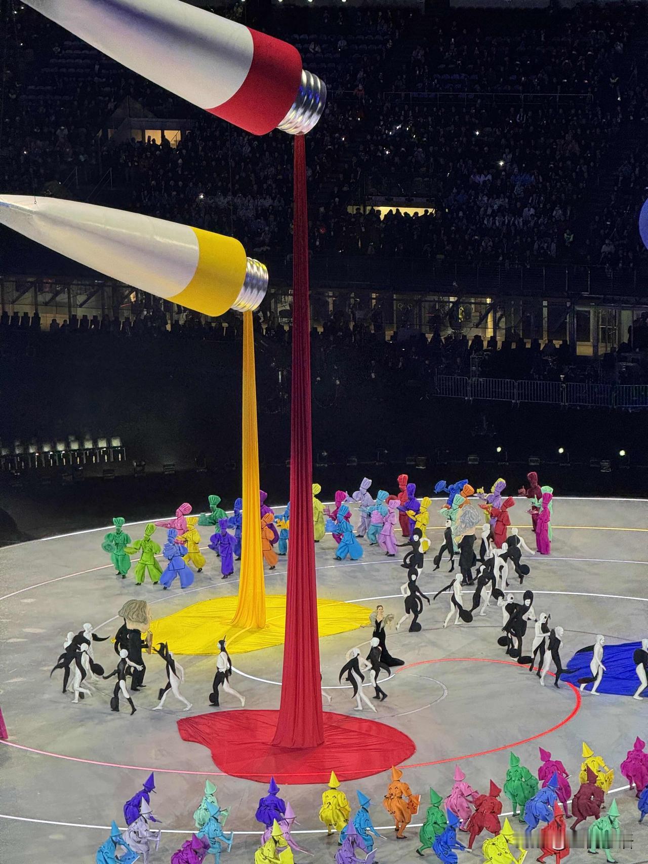 米兰冬奥会开幕式也太有味道了！
说意大利是个超大美院国，这话真没说错！

现场全