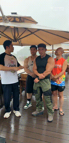 李晨为湘西凤凰古城打call谁能拒绝换上全套苗族服饰逛古城的大黑牛，沉浸式体验当