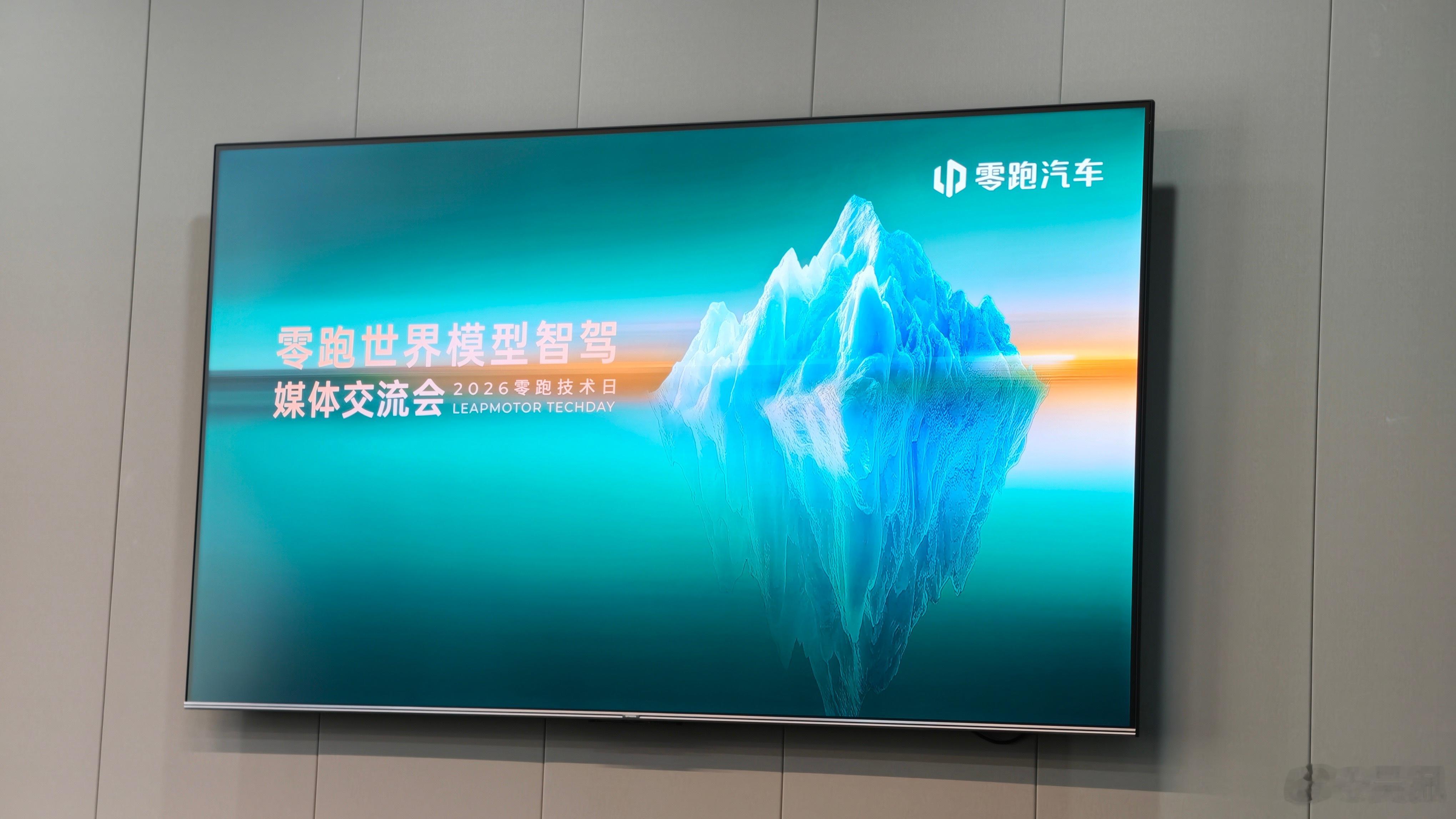 今天提前体验了零跑的「世界模型」辅助驾驶。路线上没听工程师的，我们专门往杭州老城