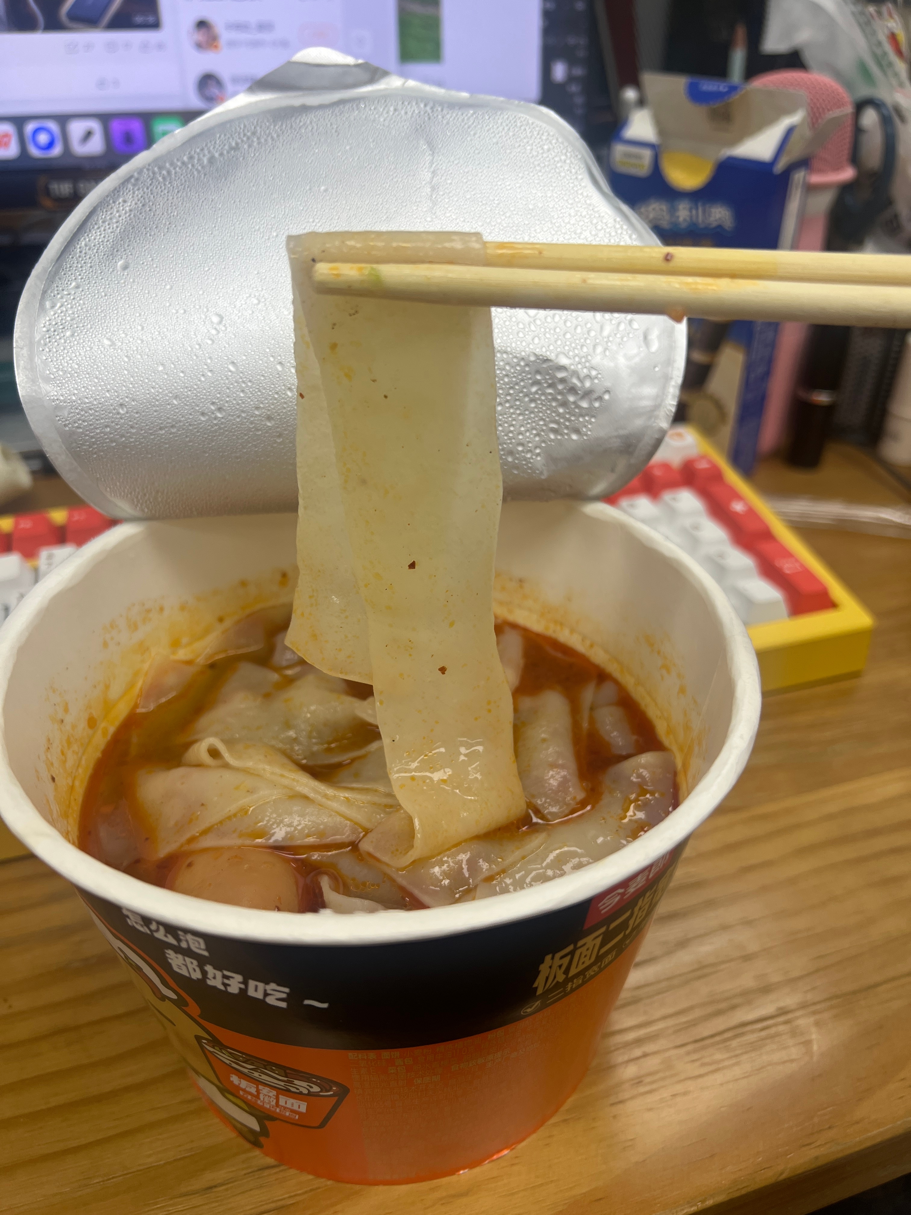 晚饭时间到，大家打算吃什么呢？我今晚的选择是安徽板面，超推荐给喜欢速食又喜欢宽面