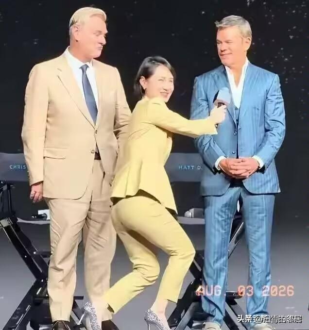 胡锡进8月3日发文，驳斥网友们称陈璇采访姿势“卑躬屈膝”的说法，并称“觉得有些过