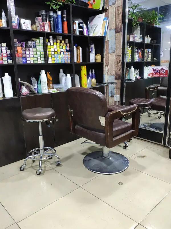 街边5元专业理发的生意为何如此火爆？理发店的生意又为何这般冷清？近来我留意到，街