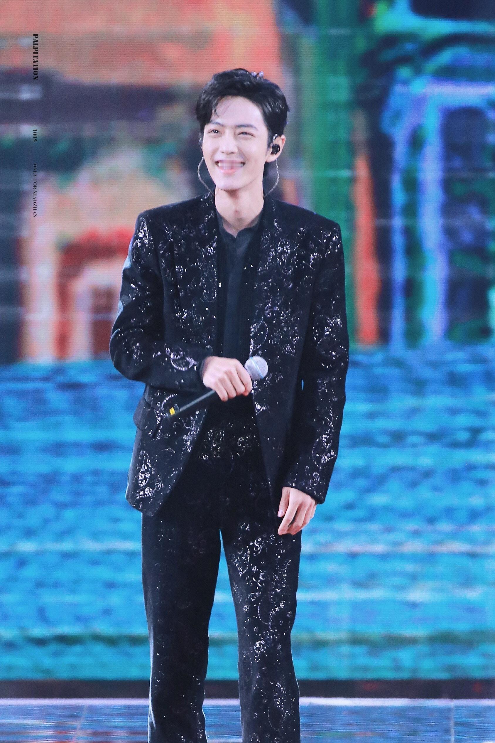 肖战 好治愈的肖战，你一笑，风都变暖了！ 