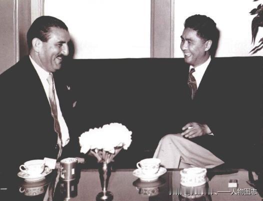 1956年6月15日，荣毅仁(右)和来访的巴西众议员热罗尼莫•迪克祖伊特•罗扎多