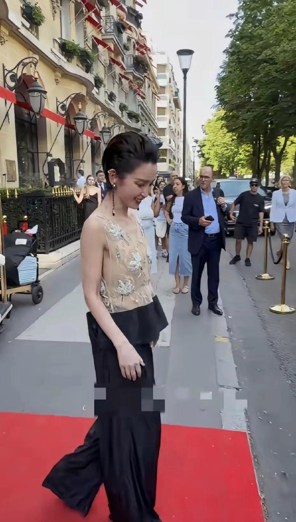 53岁李冰冰出席巴黎时装周，镜头之下，岁月留下的痕迹格外突出 