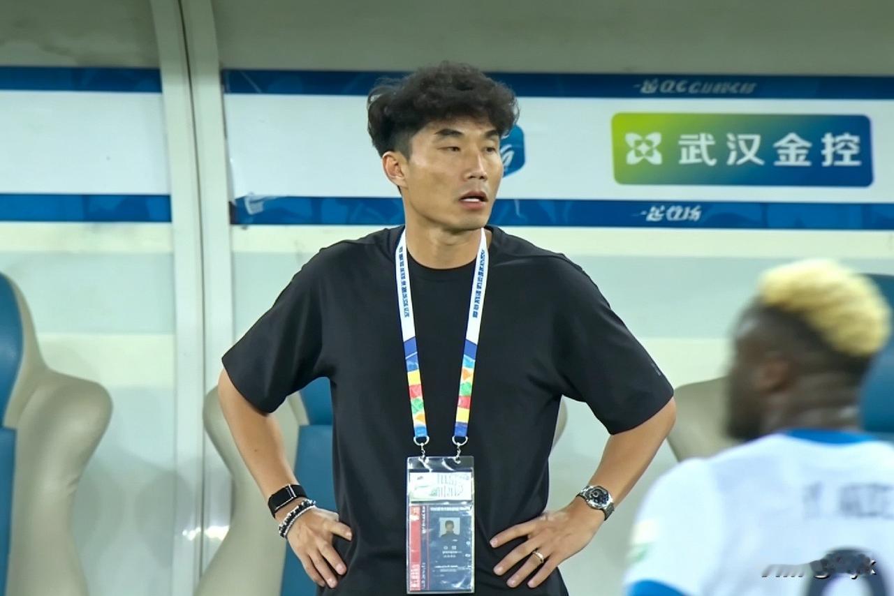 武汉三镇上半场轰出两粒进球过程完全一模一样。第19分钟，卡迪斯头球攻门，被门将李