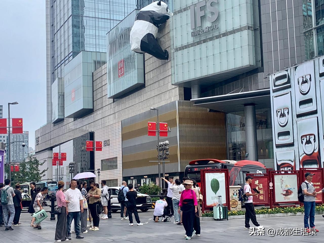国庆大假前一周，成都街头已经游人如织。要来成都旅游，错峰出行正是时候，9月23日