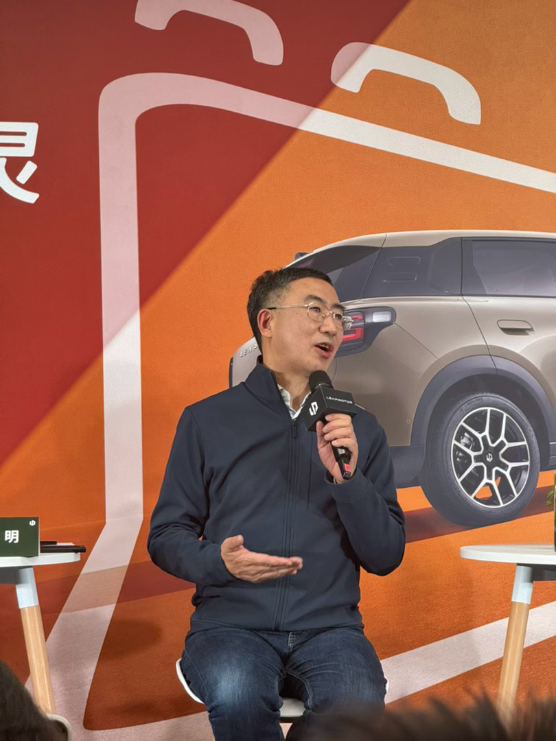会后专访 零跑朱江明表示目前订单里，转大定选顶配带激光雷达版本占比比较高，超过了