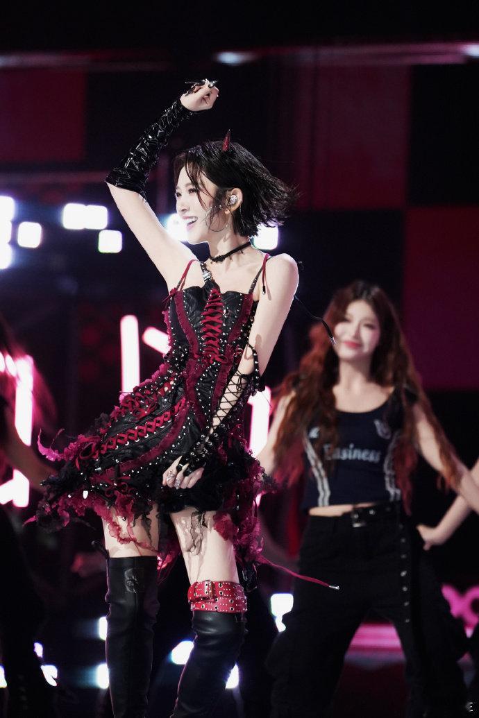 唐艺昕早说我就唱这个了互联网永远不缺隐藏大神，唐艺昕粉丝二创实力直接封神！打破固