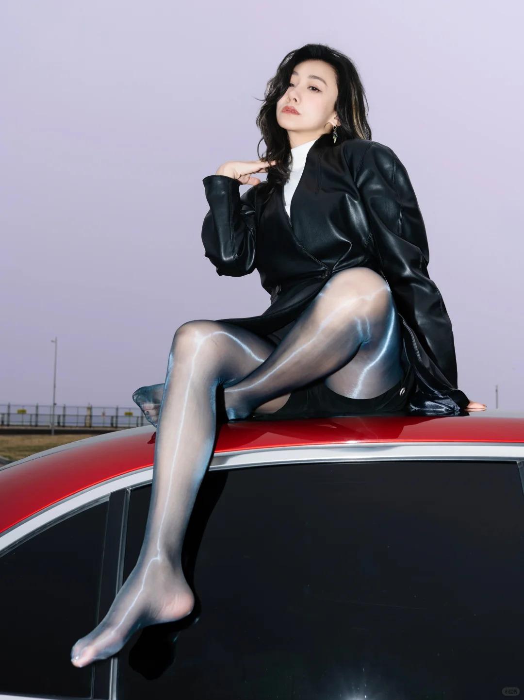爬上天窗说亮话，今天是酷飒姐姐！
谁懂啊，皮衣 + 油光黑丝的组合真的又 A 又