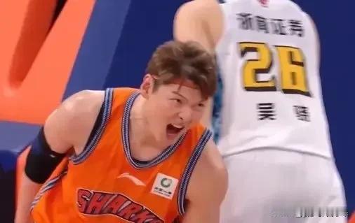 六年的坚守，王哲林实现了个人职业生涯首个联赛冠军。


王哲林  1994年出生