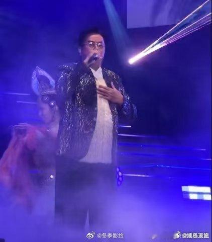 谭咏麟满江红句句热血 谭咏麟的表演不仅是一场听觉盛宴，更是一次心灵的洗礼，让人对