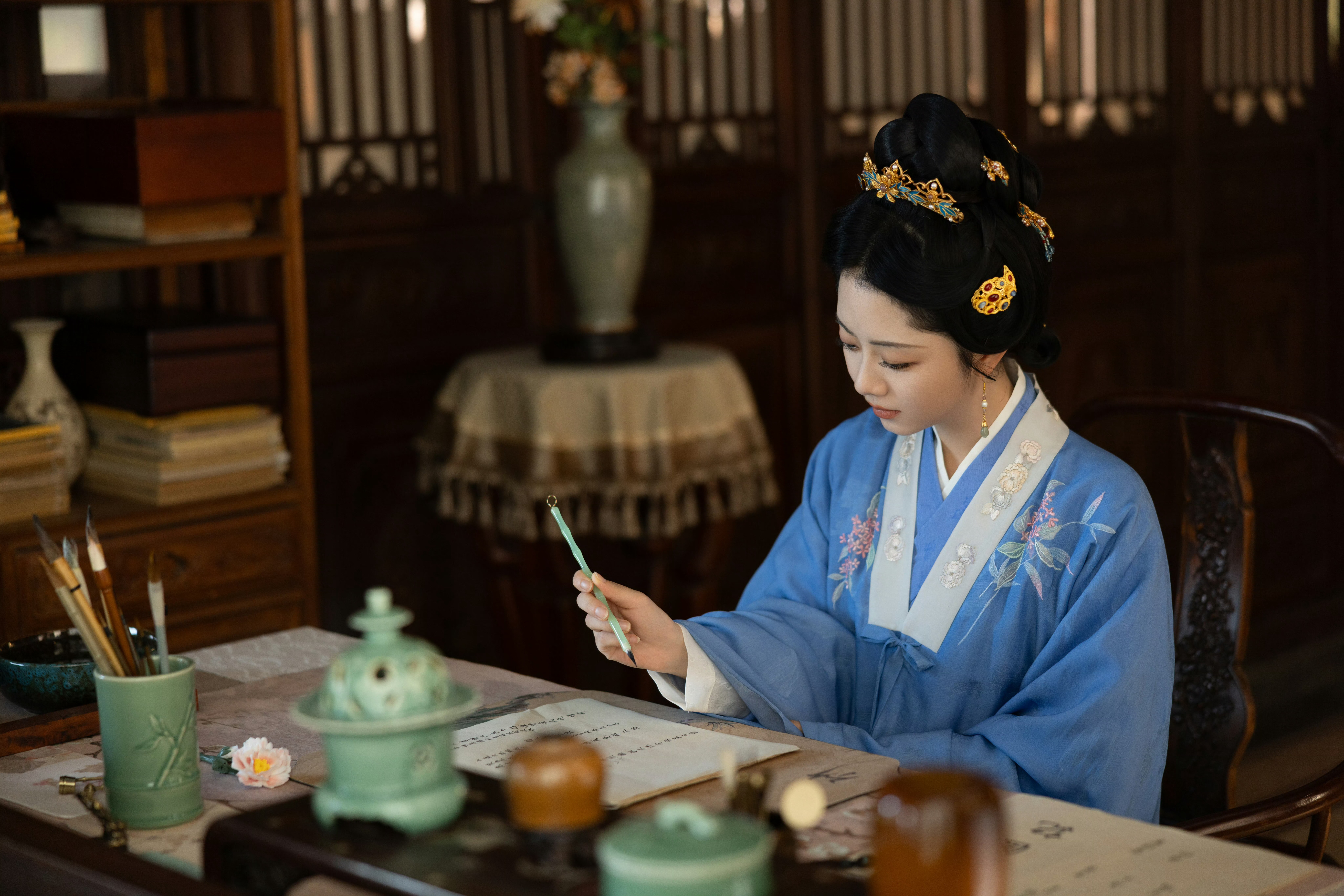 谭松韵人民日报海外版撰文自己写许兰香，她真的把这个人物想得很深。她说许兰香“善良