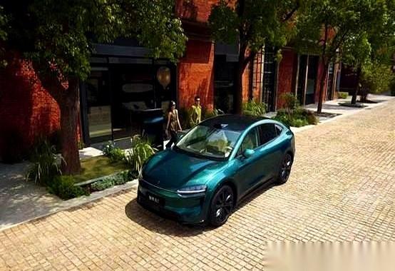 十万台了。
很多人还在争论这车的设计、那车的配置，人家已经悄悄把十万个家庭的钥匙